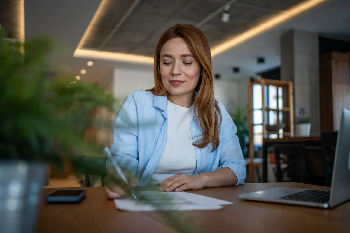 Independent contractor signing a services agreement across the table from an Ontario business owner